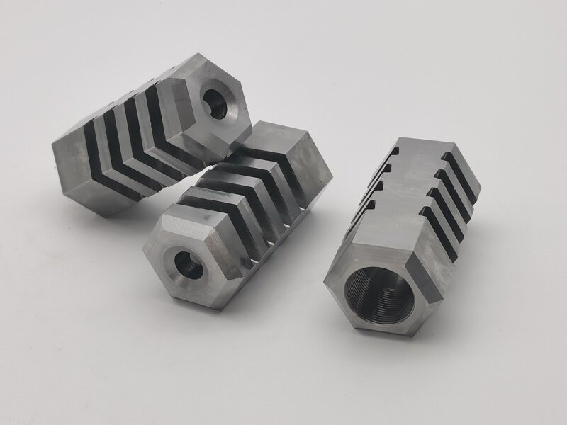 Como uma peça de conexão de tubo hexagonal melhora suas montagens mecânicas?